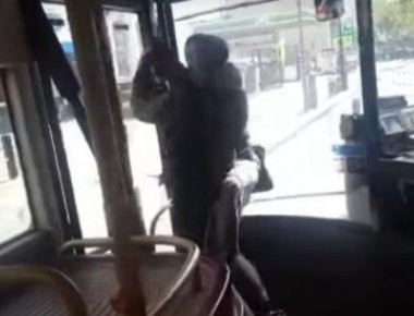 Μπράβο του! - Αφόπλισε ληστή με μαχαίρι σε λεωφορείο (βίντεο)